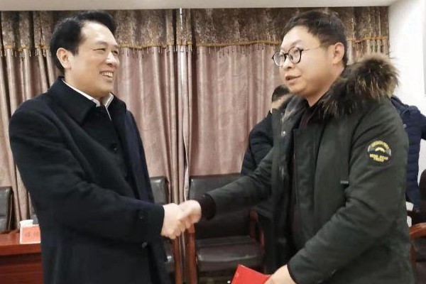 省扶贫办党组副书记、副主任贺丽君来攸看望慰问因公殉职扶贫干部吴爱秋家属