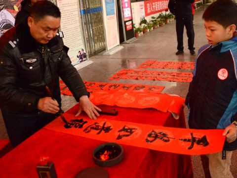 交警支队开展“平安春运 交警同行”志愿者服务活动