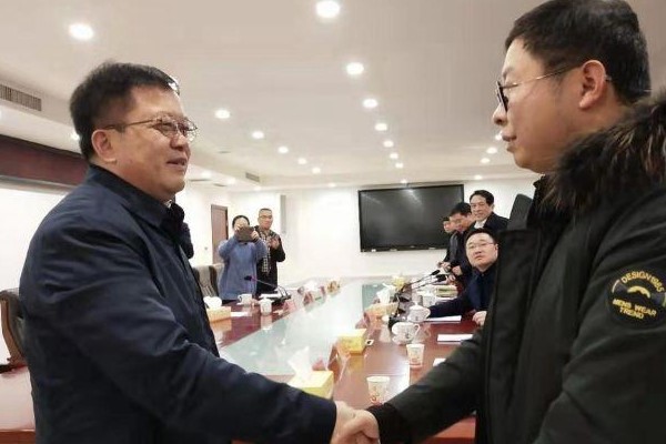 省扶贫办党组副书记、副主任贺丽君来攸看望慰问因公殉职扶贫干部吴爱秋家属