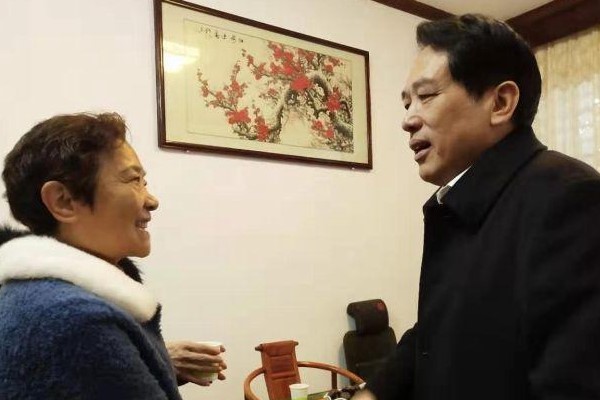 康月林走访慰问退休老干部、一线公安民警家属和困难群众