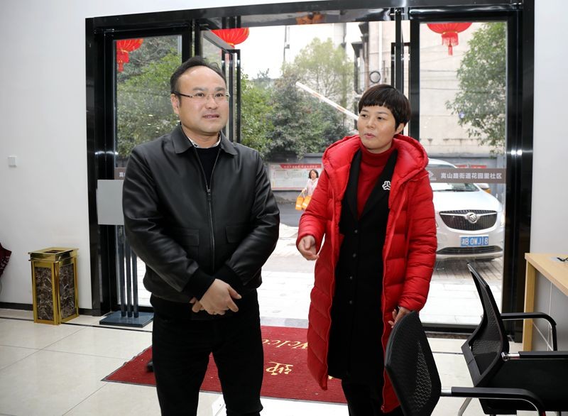 党代表进社区走访慰问暖人心