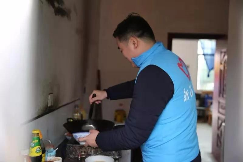 新区青年志愿者关爱五保老人行动
