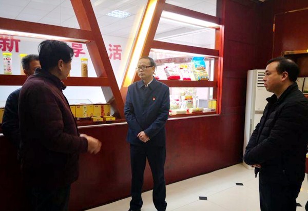 覃万成来攸开展走访慰问活动