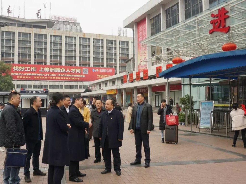 区长杨晓江节前走访慰问困难党员群众，督查安全生产工作