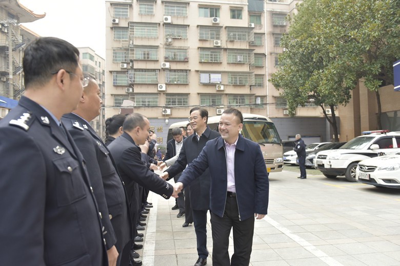 区领导春节前走访慰问区政法单位