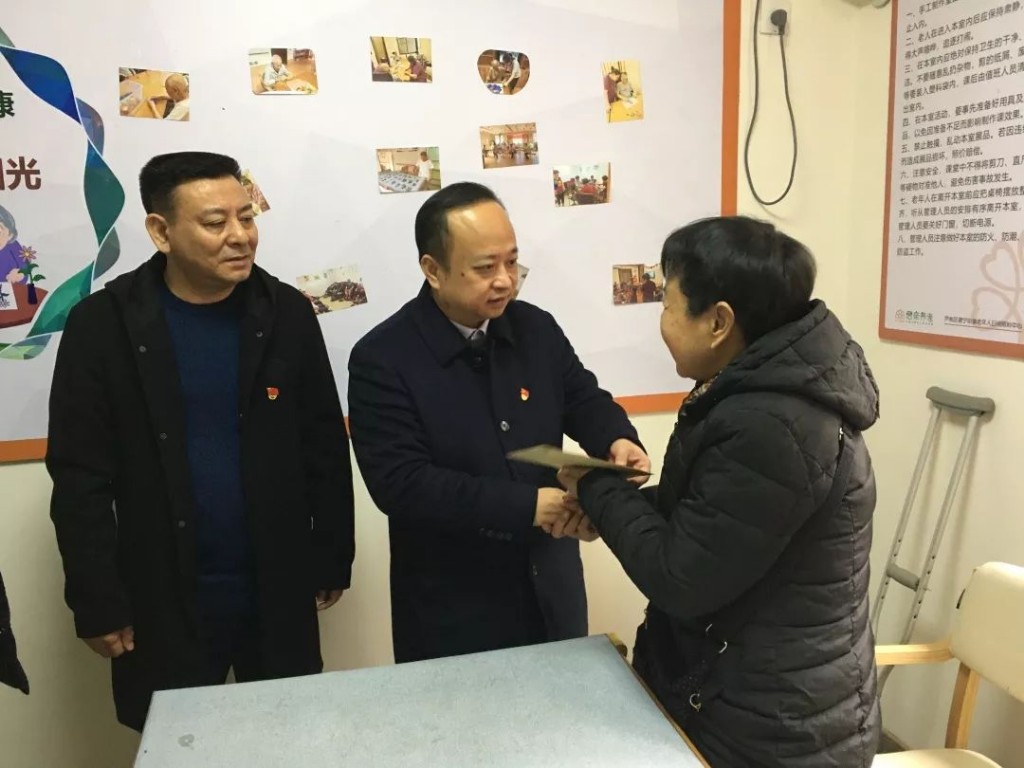 区长杨晓江节前走访慰问困难党员群众，督查安全生产工作