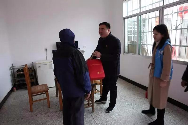 新区青年志愿者关爱五保老人行动