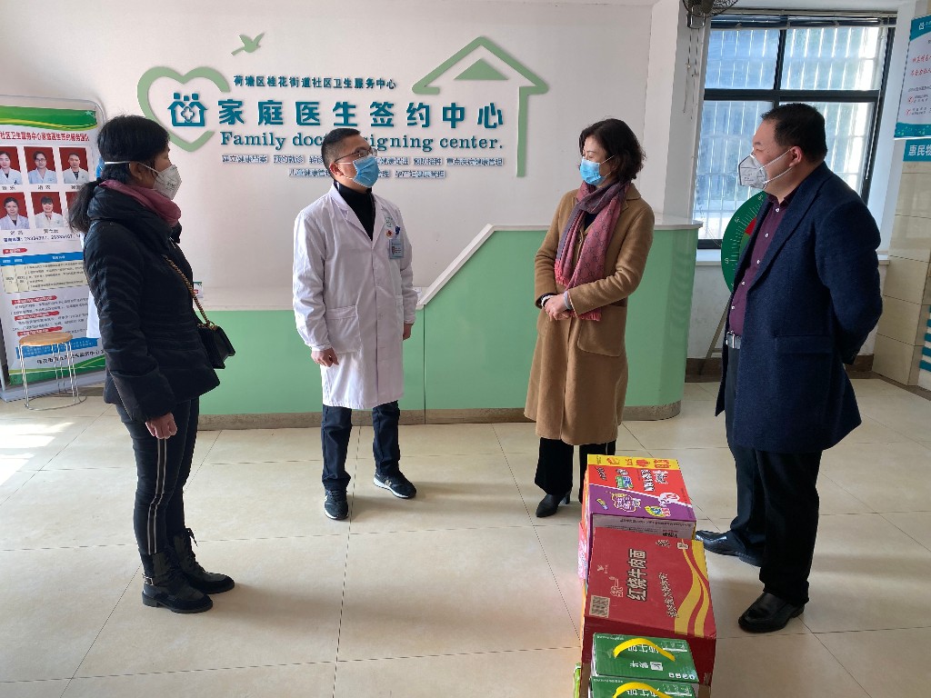赖晓智与荷塘区总工会慰问一线医务工作者