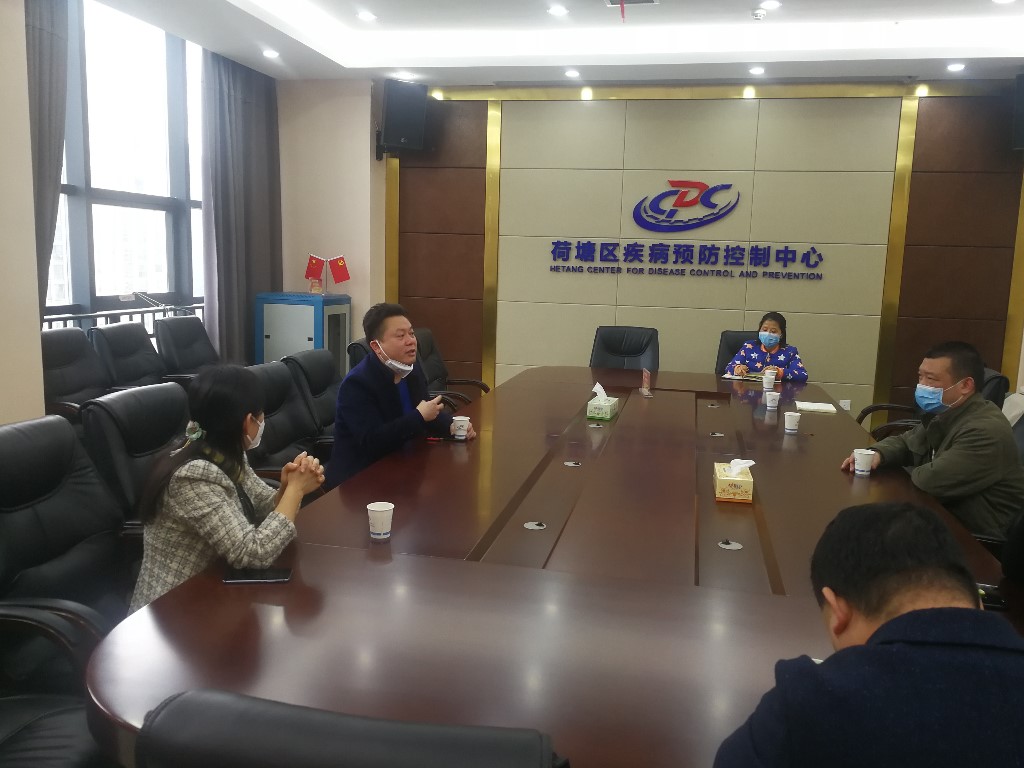区领导余鹏、罗曼一行到疾控中心慰问防疫一线人员