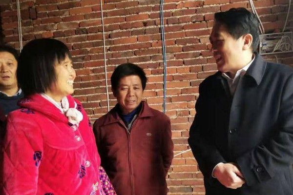 康月林走访慰问退休老干部、一线公安民警家属和困难群众