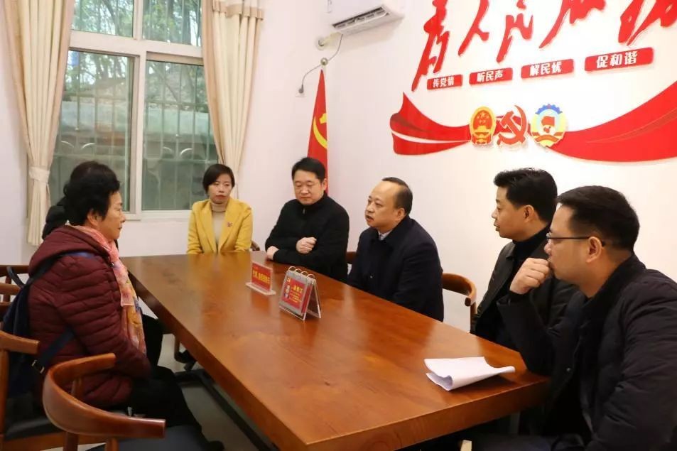 区长杨晓江节前走访慰问困难党员群众，督查安全生产工作