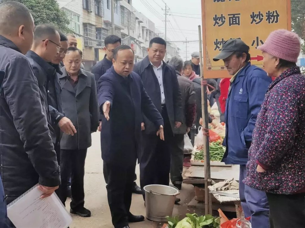 区长杨晓江节前走访慰问困难党员群众，督查安全生产工作