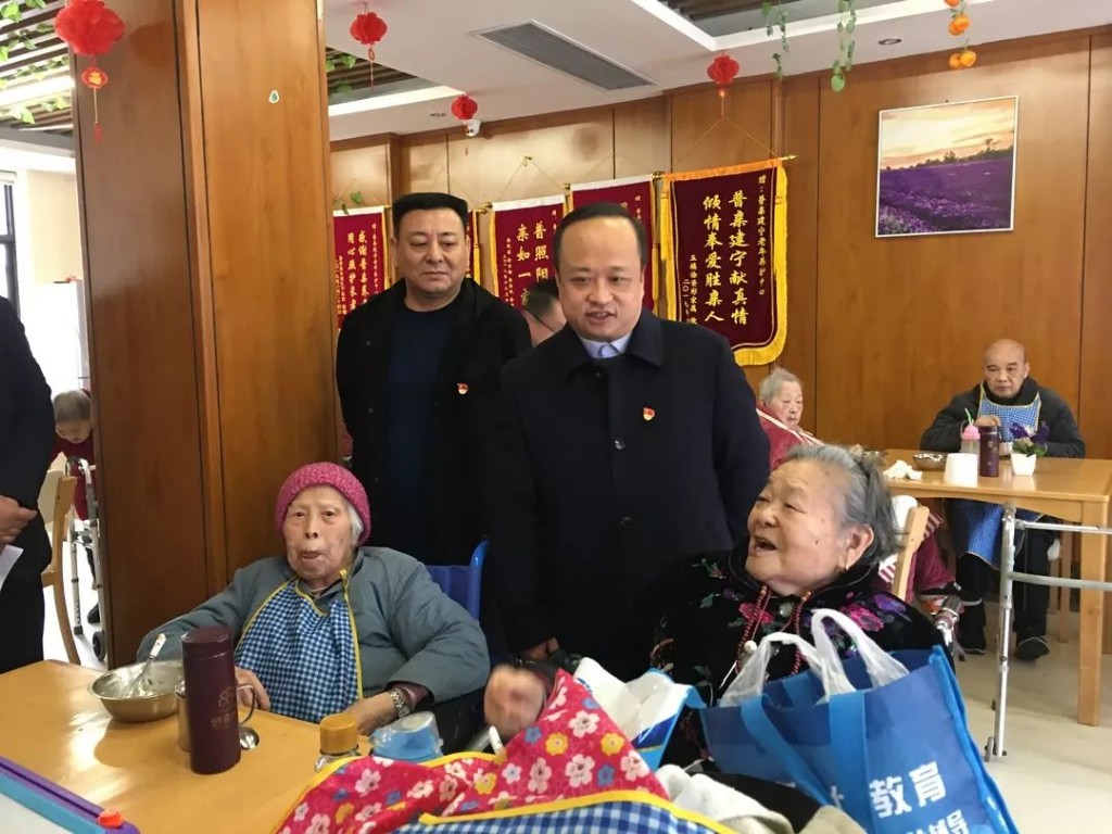 区长杨晓江节前走访慰问困难党员群众，督查安全生产工作