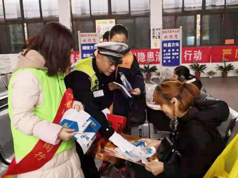 交警支队开展“平安春运 交警同行”志愿者服务活动