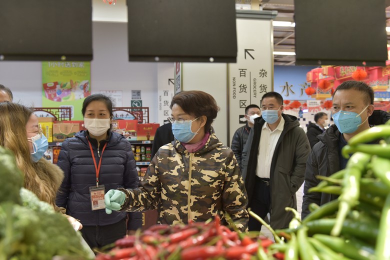 市委常委、政法委书记杨玉芳一行来荷塘区督查新型冠状病毒感染的肺炎防控工作