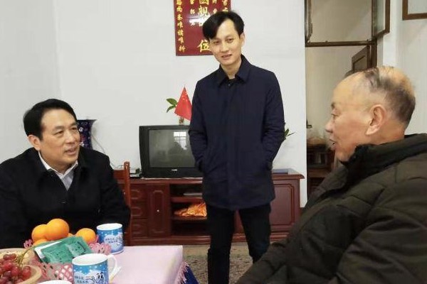 康月林走访慰问退休老干部、一线公安民警家属和困难群众
