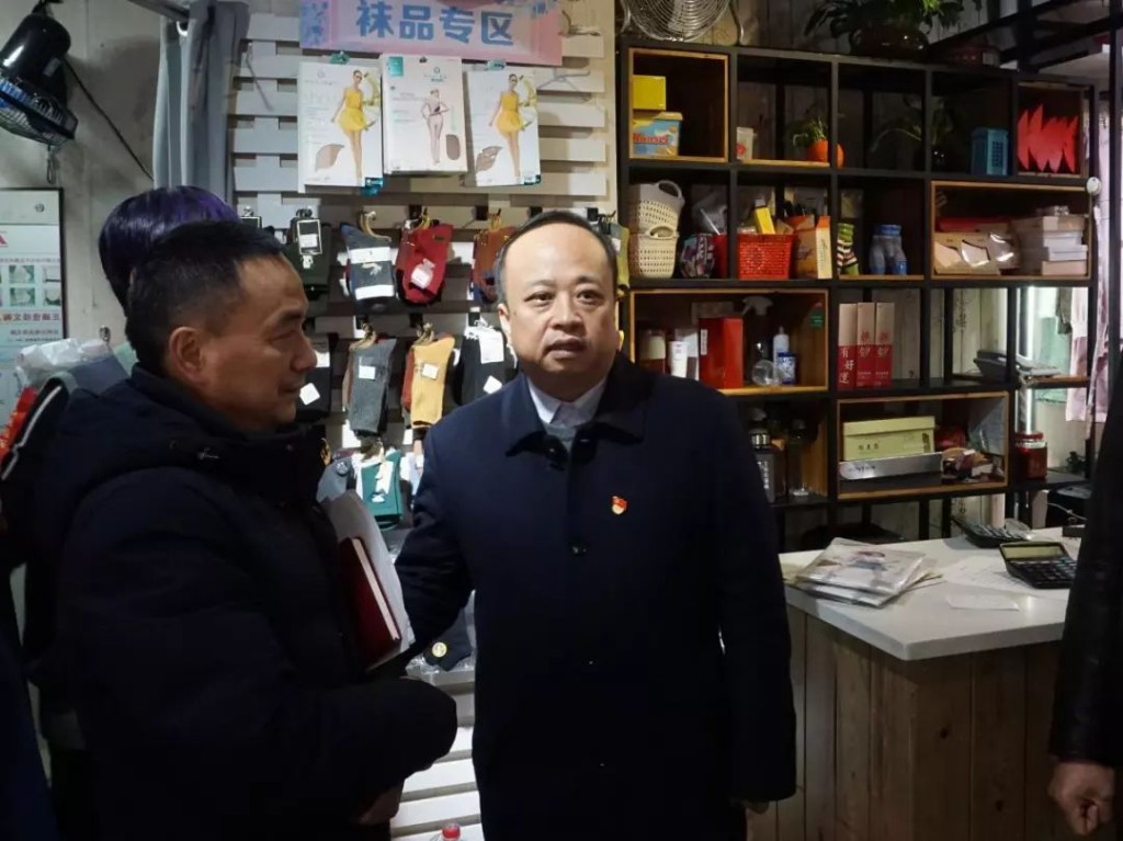 区长杨晓江节前走访慰问困难党员群众，督查安全生产工作