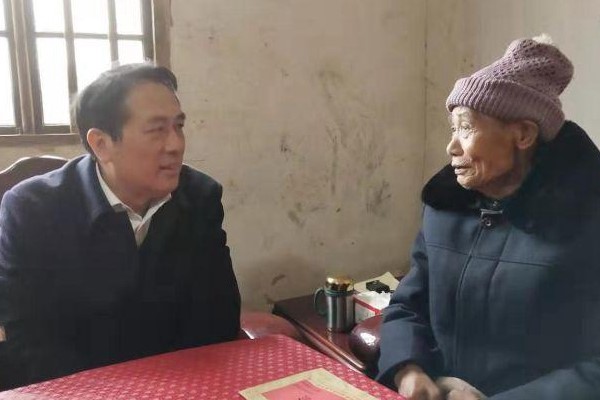 康月林走访慰问退休老干部、一线公安民警家属和困难群众
