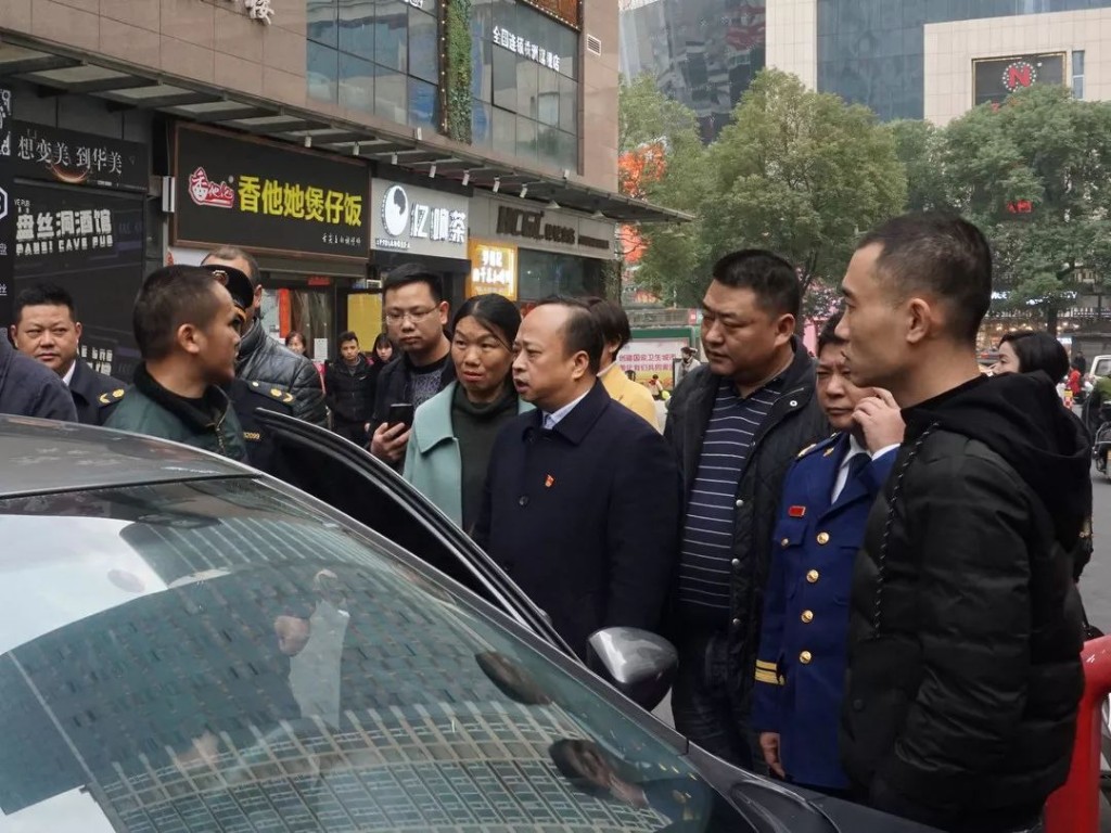 区长杨晓江节前走访慰问困难党员群众，督查安全生产工作