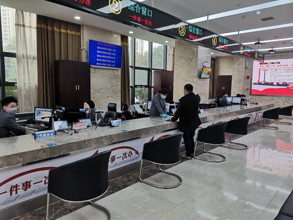 荷塘区行政审批服务局推行三举措让群众放心办事