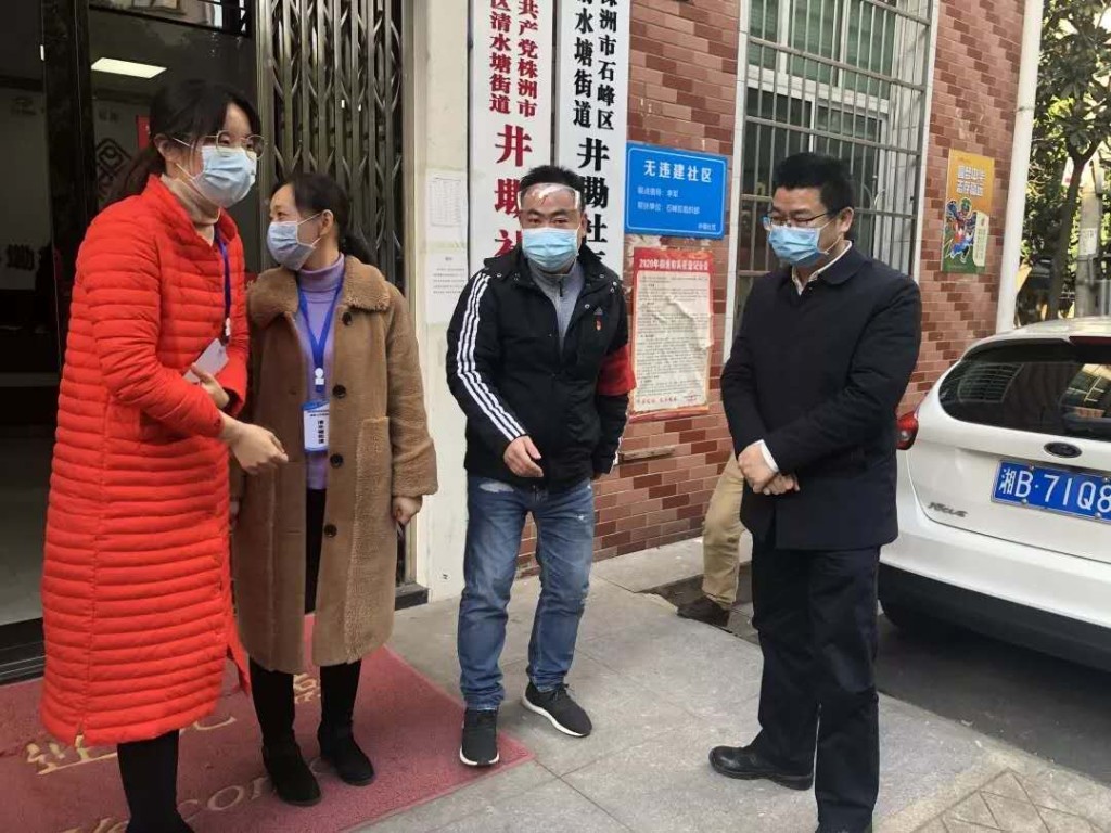 送物资、表慰问、鼓士气 | 株洲市生态环境局赴社区慰问一线抗疫队员