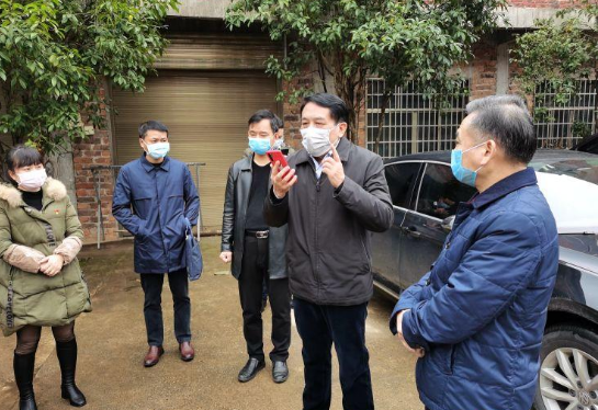 康月林深入村、社区督导疫情防控工作