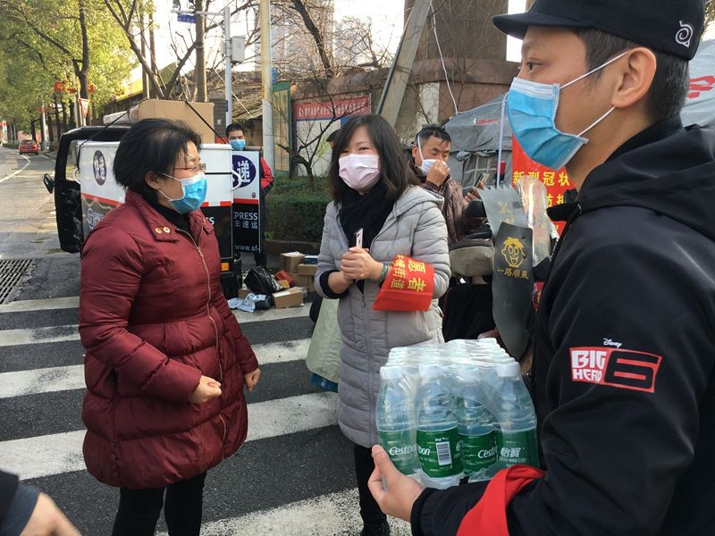 市发展改革委筹集物资支援社区防控疫情