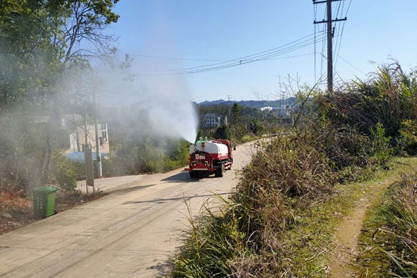 明照街道：洒水车助阵，消杀工作再升级