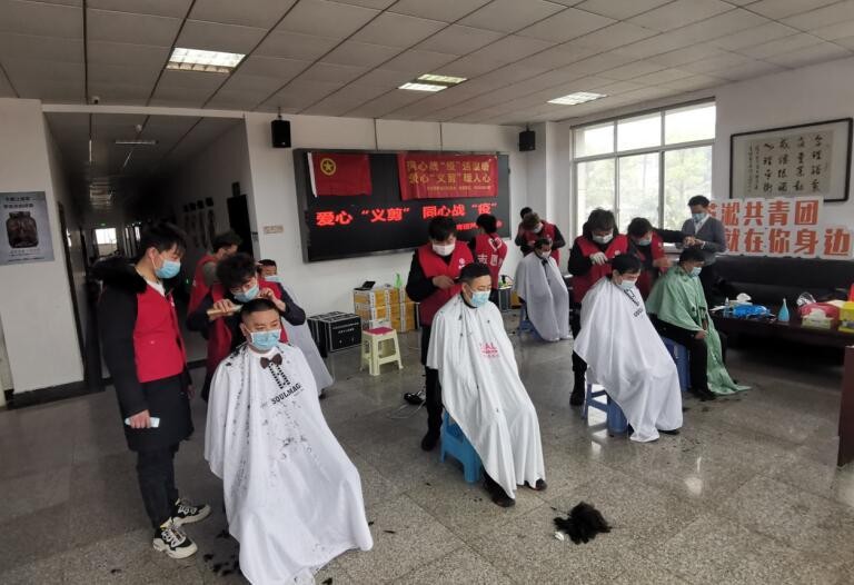 这样的服务很实在周到!芦淞共青团为一线医务人员搞定“头”等大事