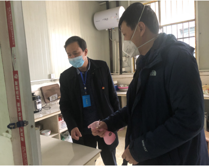 他在企业战疫，又“找茬”又“添柴”
