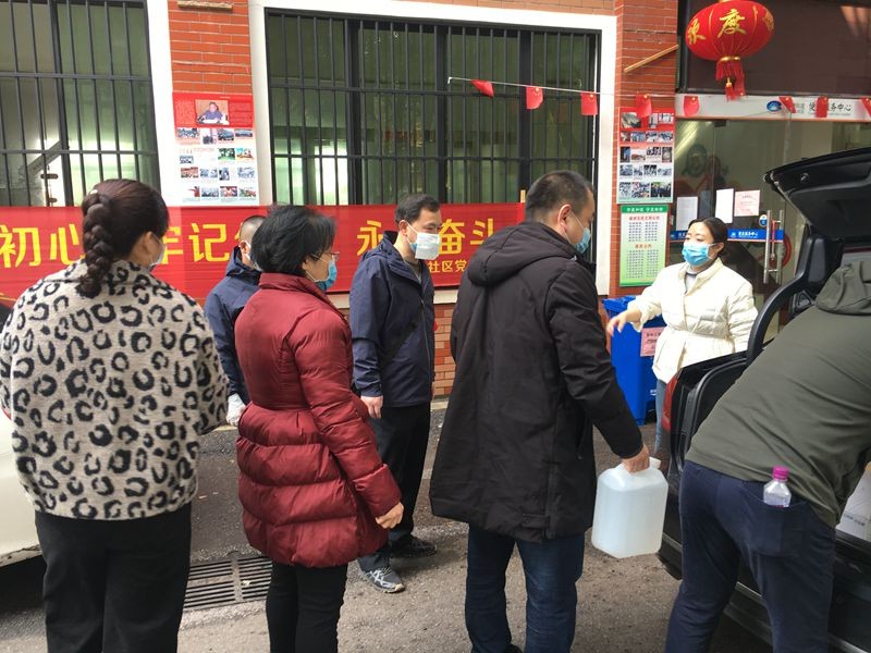 市发展改革委筹集物资支援社区防控疫情