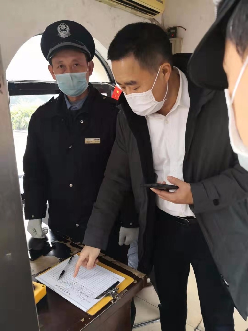 区委政法委一行到桂花街道督查疫情防控工作