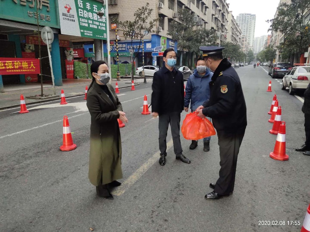 区领导元宵节走访慰问基层防疫工作人员