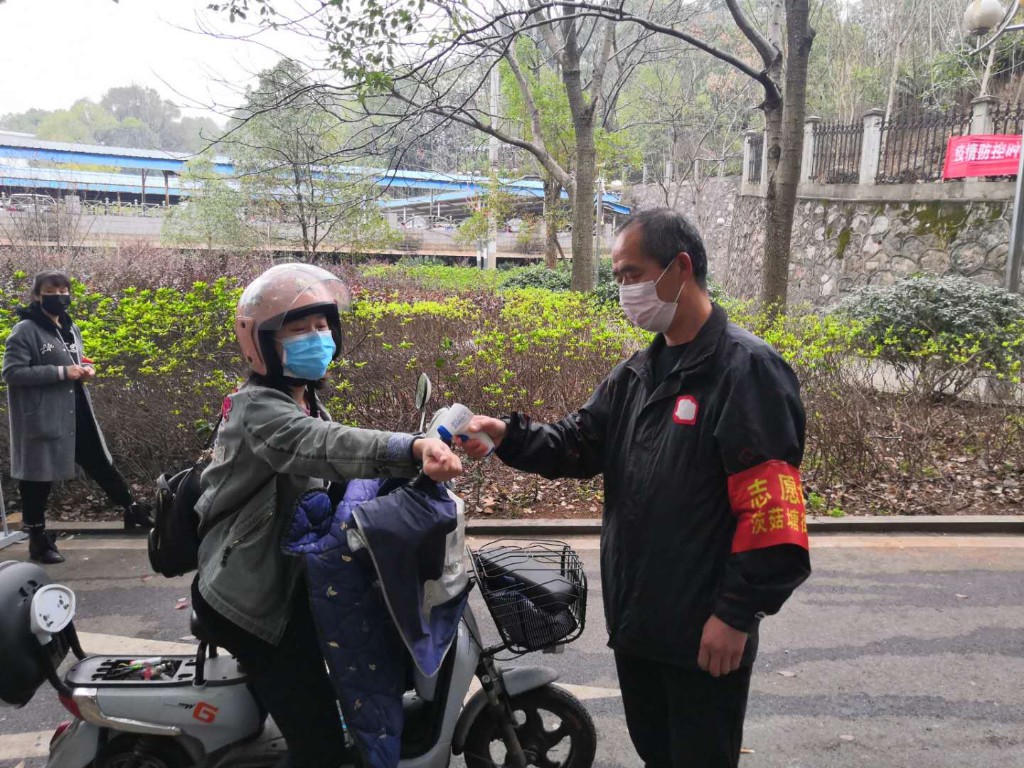 茨菇塘街道：一线抗疫  致敬老兵