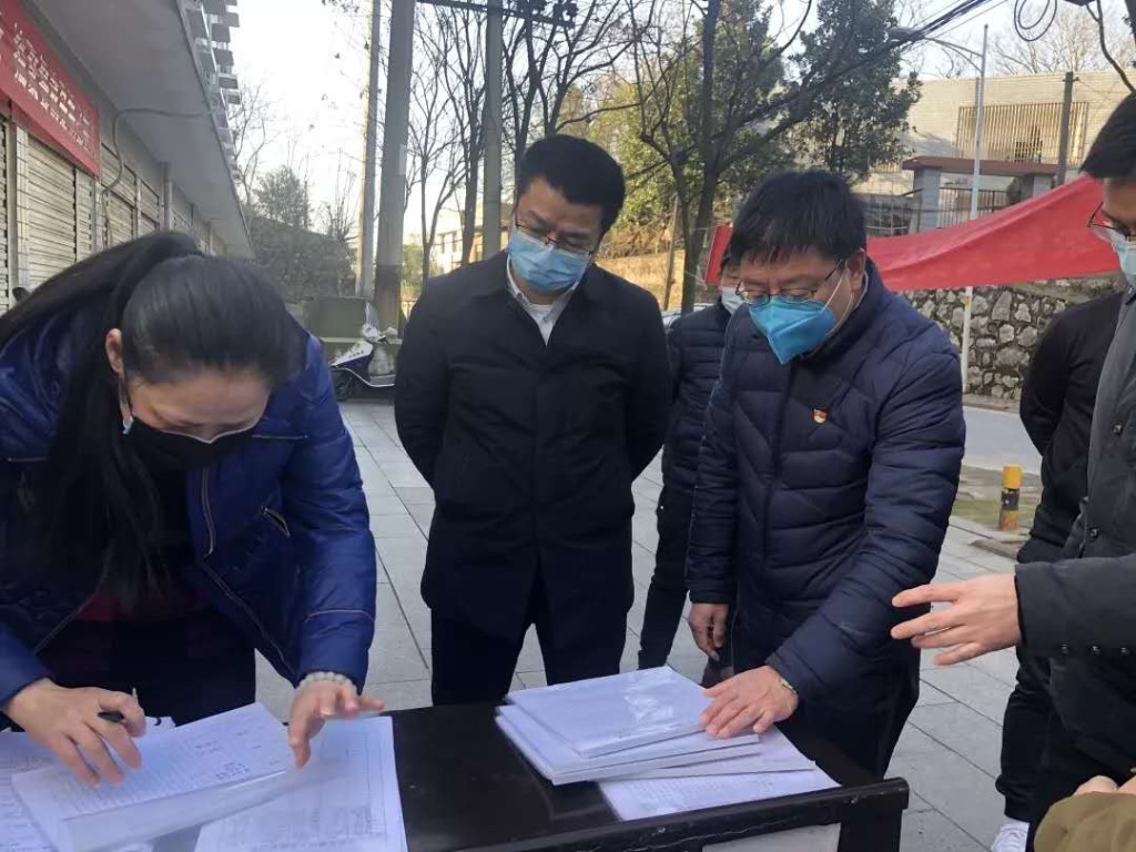 送物资、表慰问、鼓士气 | 株洲市生态环境局赴社区慰问一线抗疫队员
