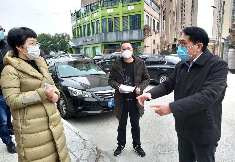 康月林暗访居民小区疫情排查防控工作
