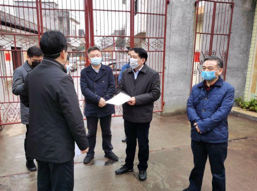 康月林深入村、社区督导疫情防控工作