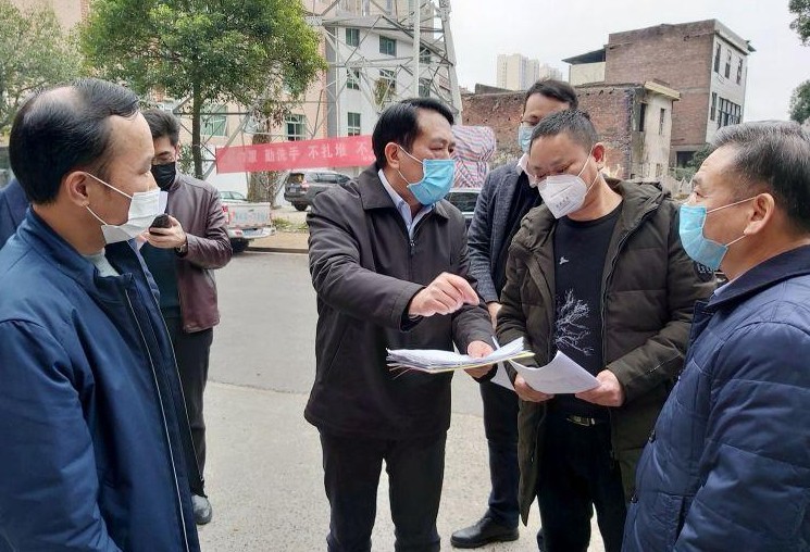 康月林暗访居民小区疫情排查防控工作