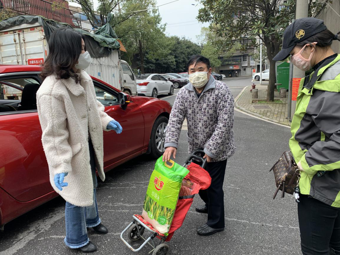区民政局疫情期间心系散居困难老人，爱心物资送到家