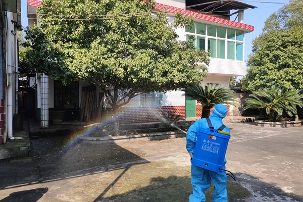 明照街道：洒水车助阵，消杀工作再升级