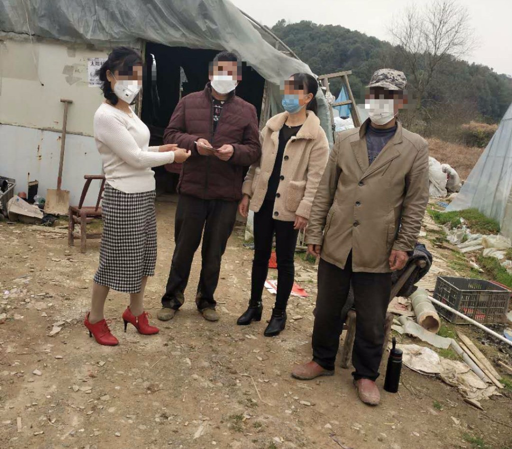 草莓基地无人管  志愿者当起守园人