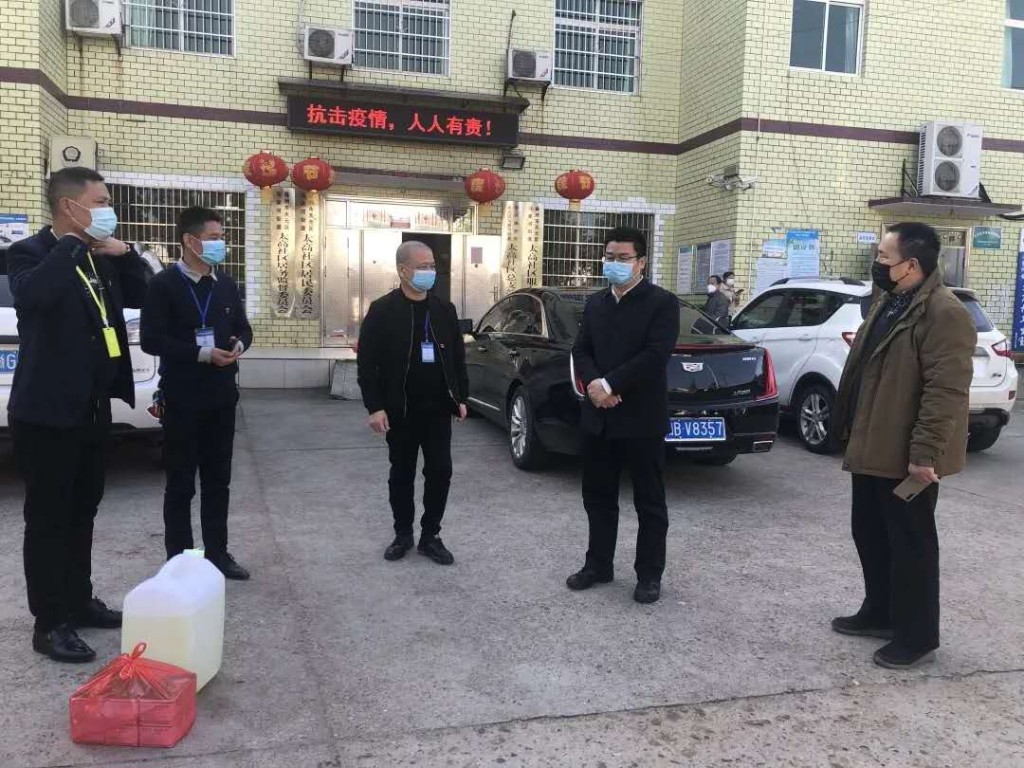 送物资、表慰问、鼓士气 | 株洲市生态环境局赴社区慰问一线抗疫队员