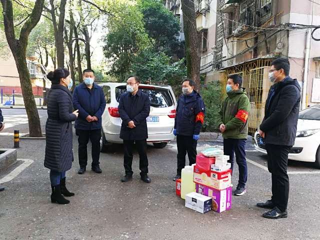 疫情不止  队伍不撤  支援不断---市发展改革委党组书记、主任向平督导慰问驻社区防疫工作队