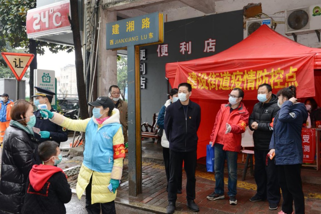 抗击疫情  我们勇做逆行者
