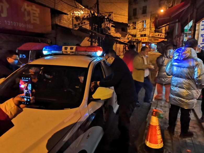 区领导元宵节走访慰问基层防疫工作人员