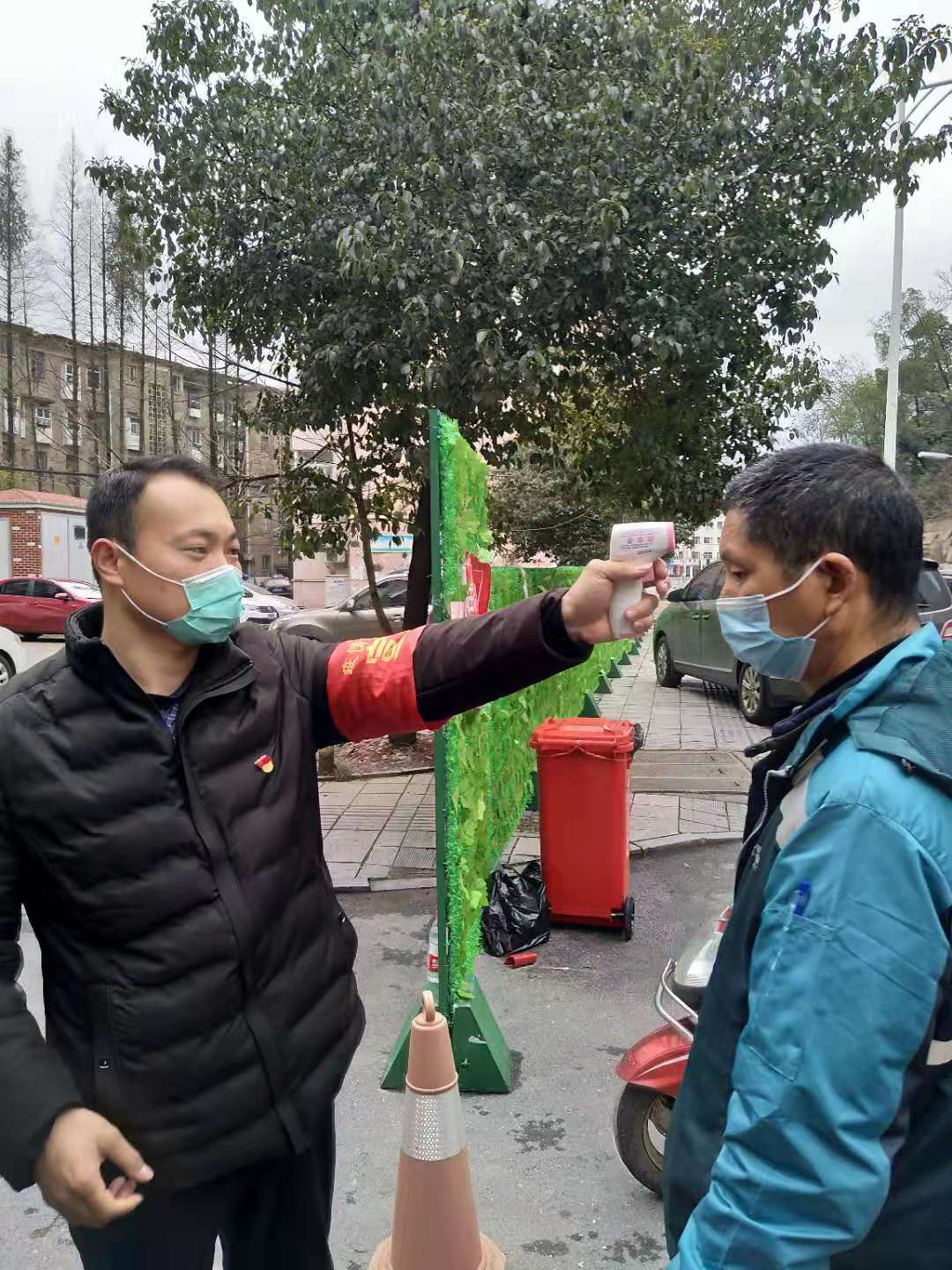 守好第一道防线 当好群众"贴心人"  ——市信访局党员干部进社区、企业抗疫日志