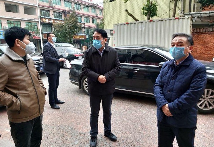 康月林暗访居民小区疫情排查防控工作