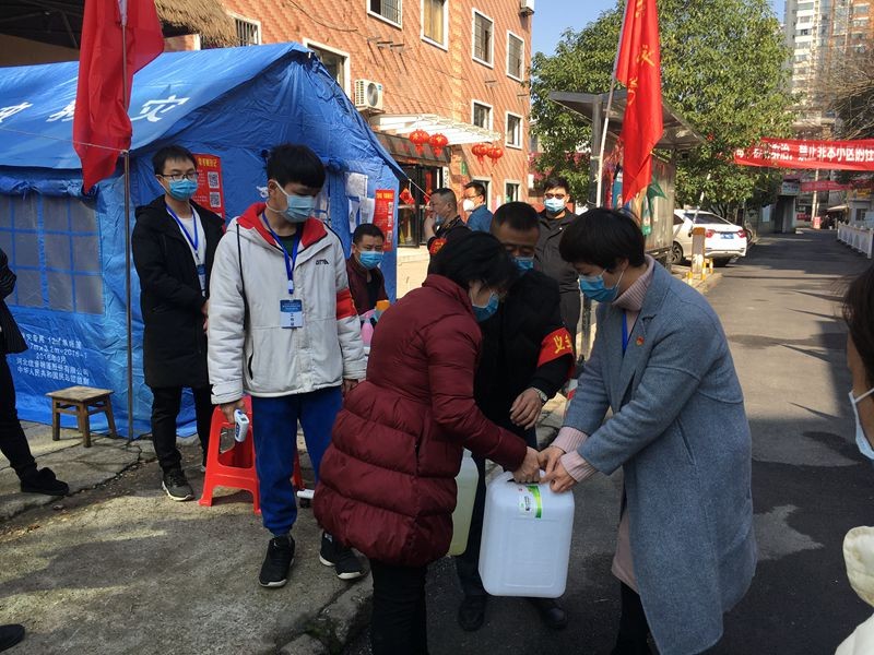 市发展改革委筹集物资支援社区防控疫情