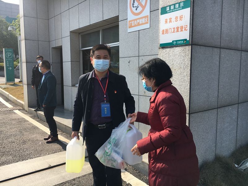 市发展改革委筹集物资支援社区防控疫情