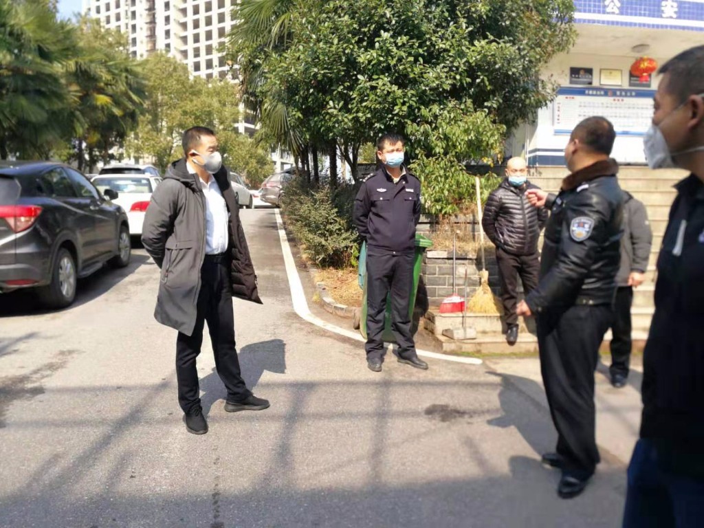 区委政法委一行走访慰问疫情防控政法干警